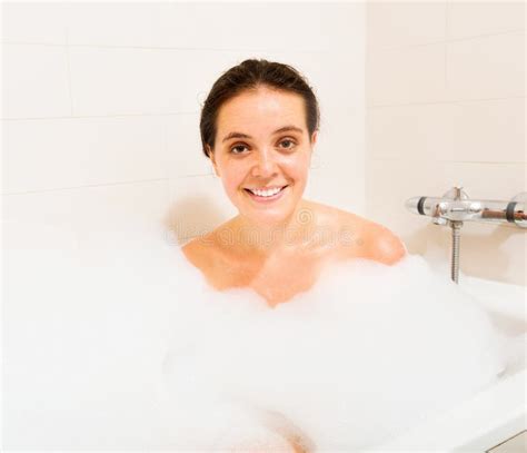 Fille Avec La Mousse Dans Le Bain Photo Stock Image Du Chaud Fille