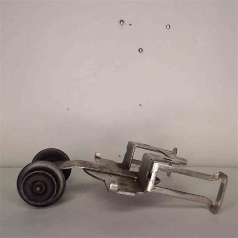 Lionel Steam Engine Front Truck Assembly and Bracket for Engines 235 ...