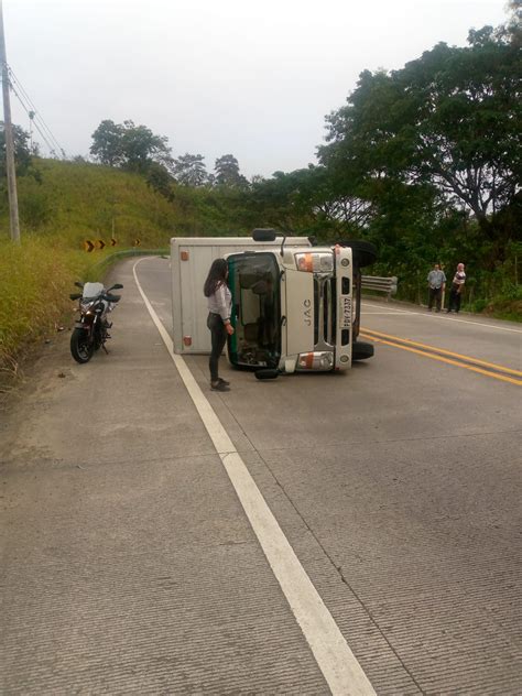 ManabÍ Camión Se Vuelca En La Vía Flavio Alfaro El Carmen Infórmate