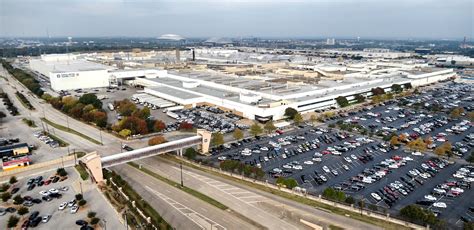 Uaw Strike Expands To Gms Full Size Suv Plant 5000 Workers Walk Off