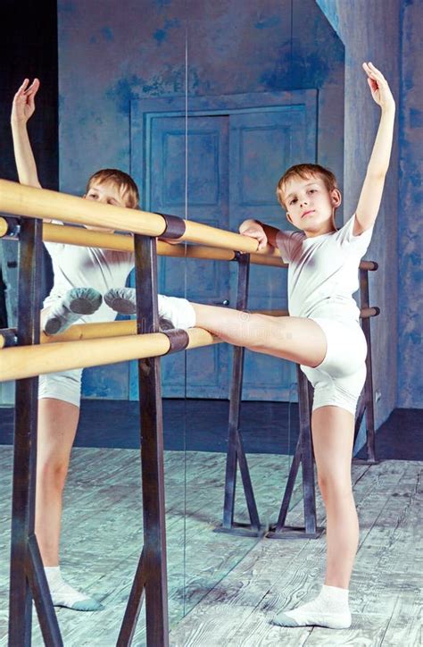 Danseur Classique De Gar On La Classe De Danse Image Stock Image Du