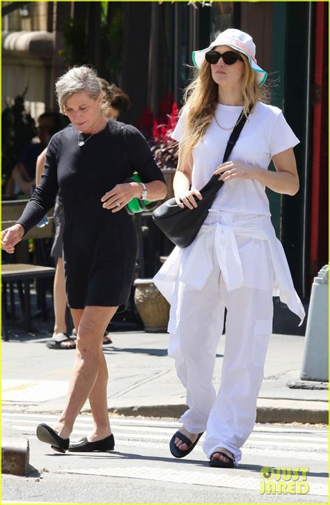 Jennifer Lawrence Goes Casual While Spending Mothers Day With Her Mom Karen Photo 4933586