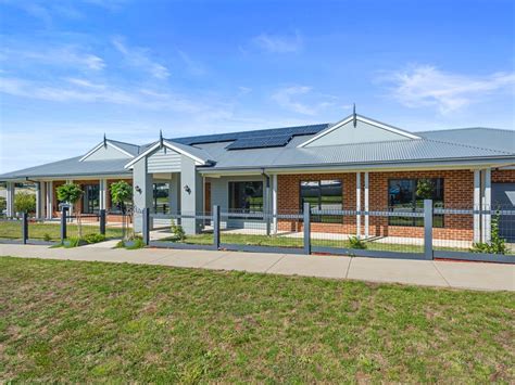 14 Collins Parade Kyneton Vic 3444 Property Details