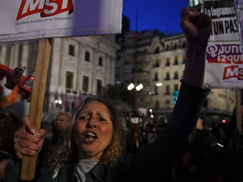 Les Femmes Dans La Rue Le Candidat Anti Avortement Dans Le Viseur