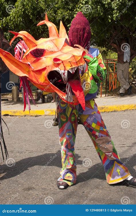 Diablos Venezolanos Del Baile De Naiguata En Los Trajes Que Representan