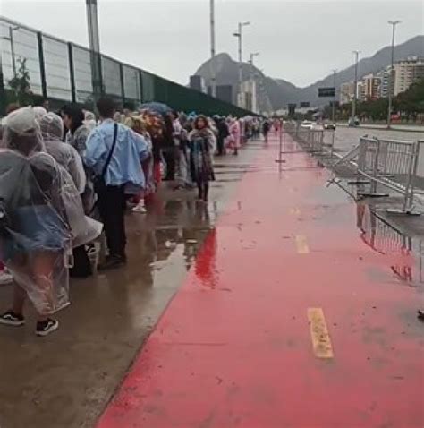 F S De Justin Bieber Enfrentam Chuva E Acampam Nos Port Es Do Rock In