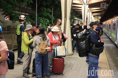 台鐵新自強號撞土石！1、2節車廂脫軌釀多人傷 交通部長急赴現場勘災 列車隧道撞落石 生活 聯合新聞網