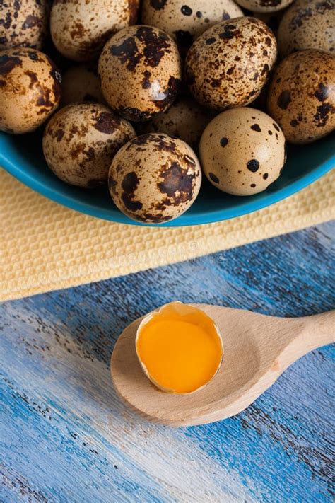 Gema De Ovos Das Codorniz Na Colher De Madeira Da Bacia E Na Toalha