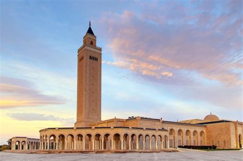 Mezquita malik ibn anas una mezquita histórica en cartago túnez Foto