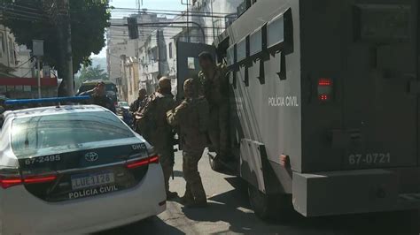 Vídeo Polícia faz reconstituição da morte de idosa no Morro do Turano