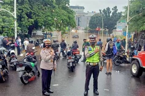 Banjir Kepung Jakarta Ini Daftar Ruas Jalan Yang Tak Bisa Dilintasi