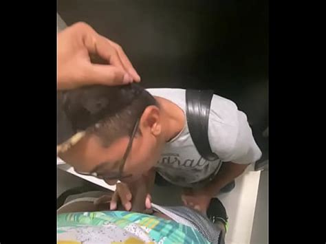 Esa mamada en el baño XVIDEOS