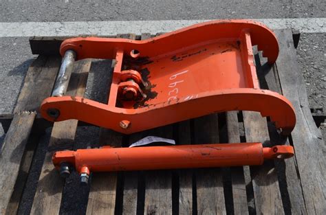 Kubota 18″ Thumb Hydraulic Hahn Farms Ltd