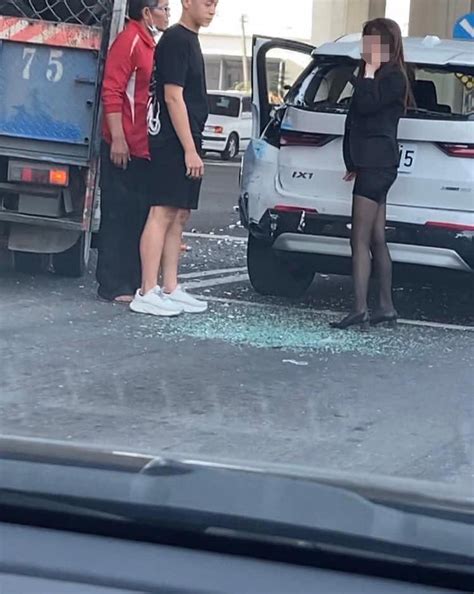 黑絲襪女業務正面照曝光！小車禍意外暴紅網喊香 「已讀不回」客現身了