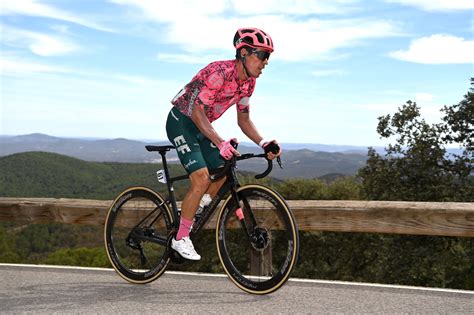 Rigoberto Urán En Primera Clase Rumbo A España Pero Con La Coca Del Almuerzo En La Mano Infobae