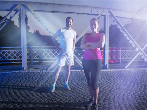 Deportes Urbanos Retrato De Una Pareja Saludable Corriendo Por El