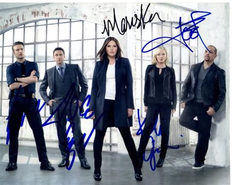 Law & Order: Svu Signed 8X10 Cast Photo Mariska Hargitay Kelli Giddish ...