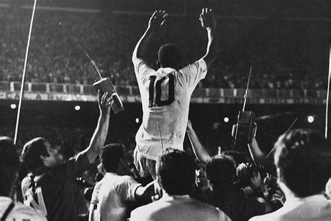 Santos considera aposentar a camisa 10 de Pelé Metrópoles