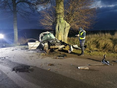 Miertelny Wypadek Pod Suszem Kieruj Cy Bmw Zgin Na Miejscu Zdj Cia