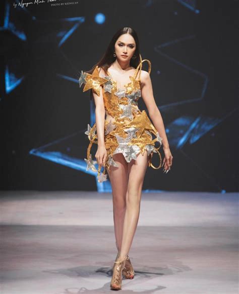 Hot lại clip catwalk của Hương Giang Dân mạng cười bò