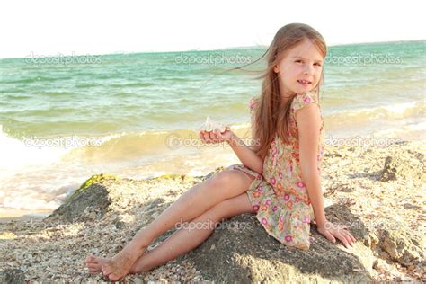 Schönes Mädchen Mit Einem Schönen Lächeln Spielt Barfuß Im Wasser Am Strand Stockfotografie