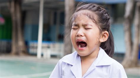 Anak Menangis Tak Nak Pergi Sekolah Pujuk Mereka Dengan Cara Ini