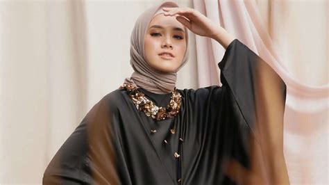 Paduan Warna Baju Hitam Dan Jilbab Tepat Untuk Tampil Kekinian