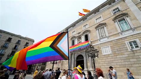 No el Supremo no prohíbe exhibir la bandera LGTBI en edificios