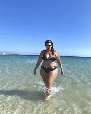 Wide Hips And Huge Thighs On This Beach Babe Porn Pic