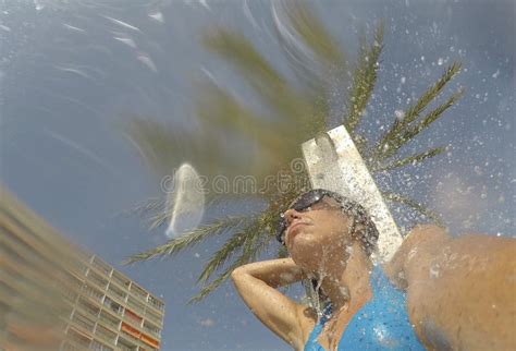 Une Fille Prend Un Bain Dans La Mousse Image Stock Image Du Mensonge