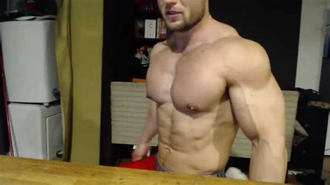 HOT MUSCLE GUY SHOWS OFF ThisVid