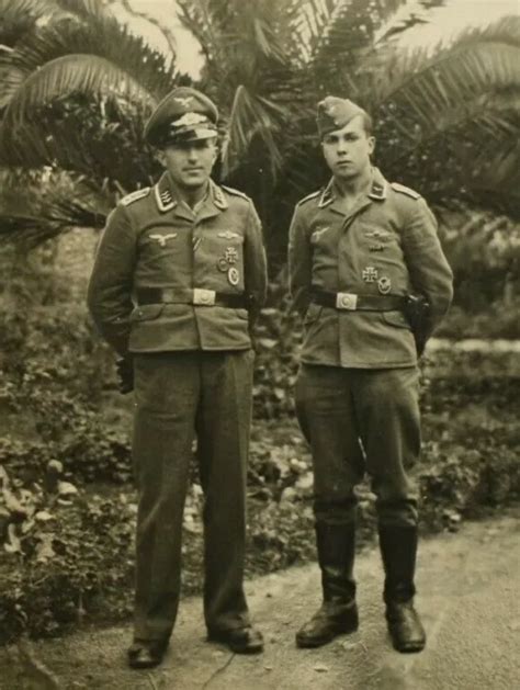 Orig Foto Ansichtskarte Luftwaffe Soldat Abzeichen Uniform