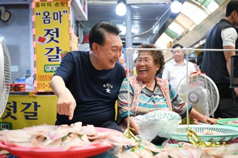 윤 대통령 휴가 첫날 통영중앙시장 방문 경남신문