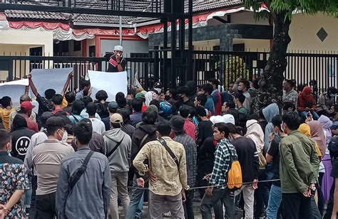 Puluhan Mahasiswa Tolak Rencana Penambangan Fosfat Area News