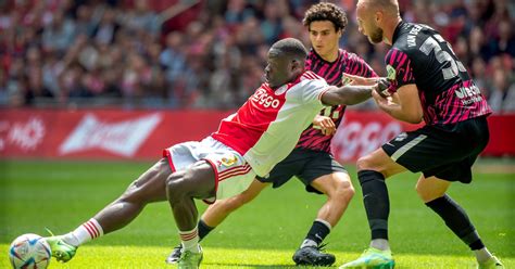 Goed Ajax Hoopt Weer Op Tweede Plaats Na Vreemde Misstap Psv De