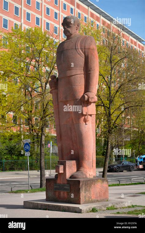 Bismarck Denkmal Bosch Bruecke Museumsinsel Muenchen Bayern