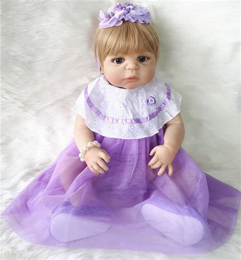 Bebê Reborn Silicone Roupinha Branca E Lilás Estilo Festa Elo7