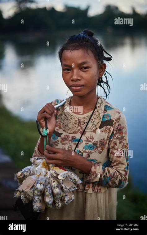 Petite fille cambodgienne Banque de photographies et dimages à haute