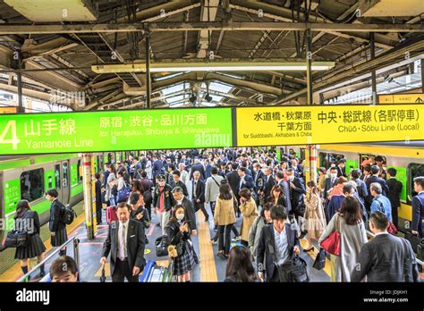 Rush hour train platform japan hi-res stock photography and images - Alamy