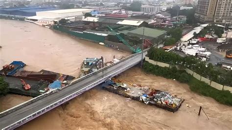 Mga barge, inanod ng rumaragasang baha sa Marikina river; tinamaan na ...