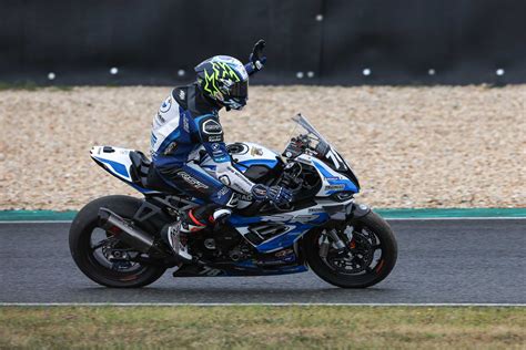 Fsbk L Quipe Bmw Tecmas Michelin Sillustre Sur Le Circuit Carole