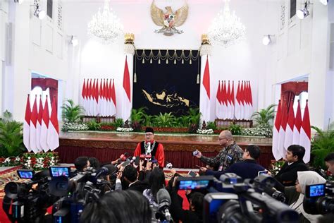 Foto Presiden Jokowi Saksikan Pengucapan Sumpah Ridwan Mansyur