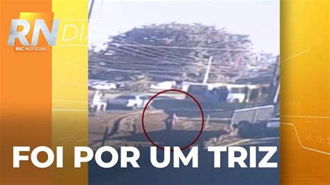 Caminh O Betoneira Tomba Em Rotat Ria Abre Buraco No Asfalto Ric Br