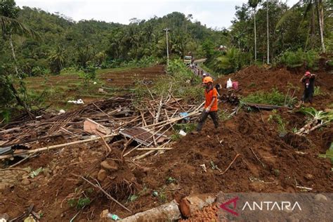 Hujan Deras Picu Sejumlah Titik Longsor Di Banyumas Antara News