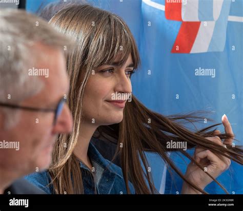 M Sico Clara Luciani Visto Durante El Evento El Lanzamiento Oficial De