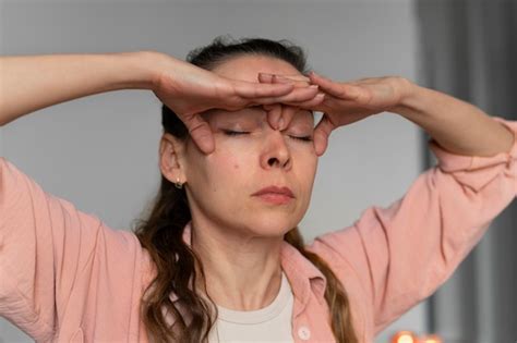 Mujer De Tiro Medio Practicando Yoga Facial Foto Gratis