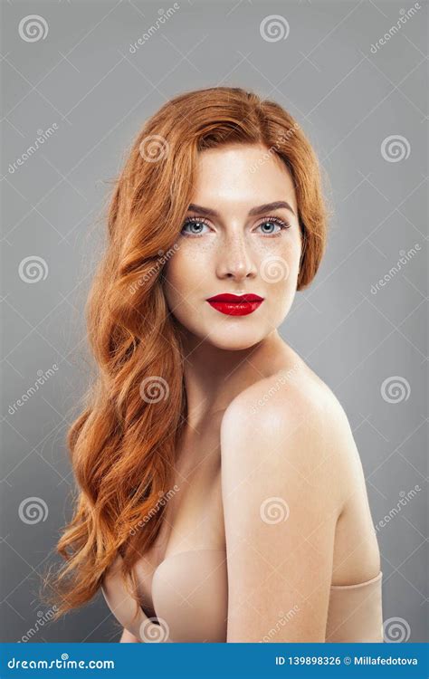 Fille Rousse Tendre Avec La Peau Couverte De Taches De Rousseur Saine