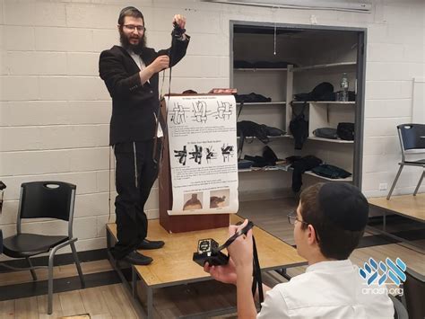 Oholei Torah Mesivta Learns About Proper Tefillin Placement - Anash.org