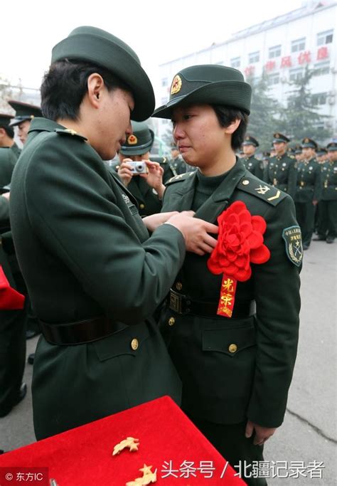 女兵退伍淚如雨花的15個感人瞬間，難捨難分，戰友之情溢於言表 每日頭條