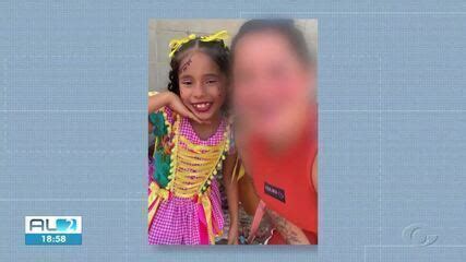 Mãe é presa suspeita de matar filha golpes de faca após suposto